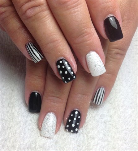 Black And white by Ardelle41 from Nail Art Gallery