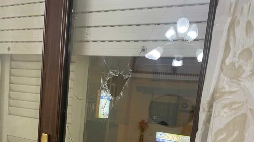 "Colpi contro la finestra mentre cenavo con la mia famiglia": la denuncia