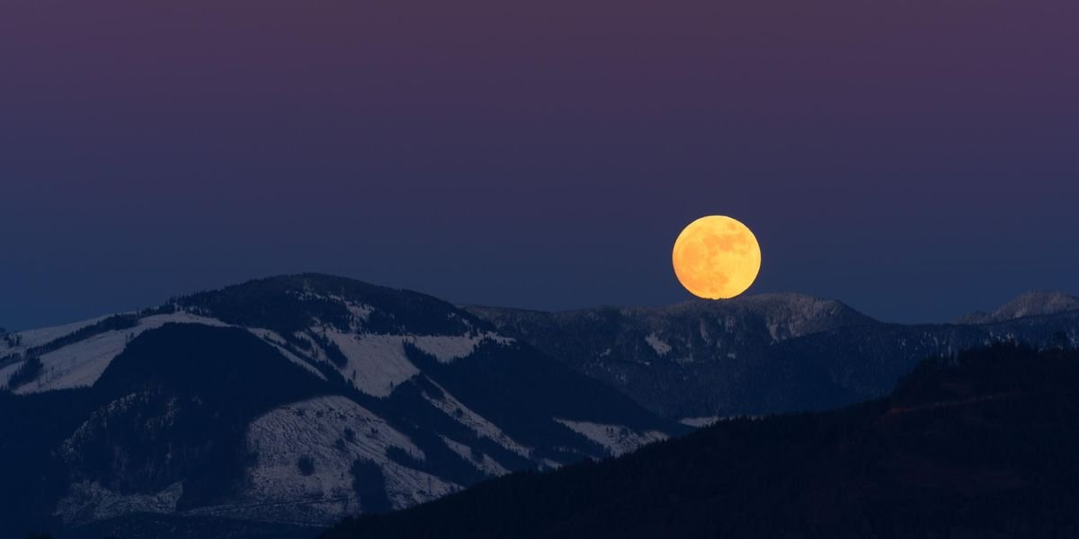 A 'Wolf Moon' Can Be Seen In BC & Alberta Next Week & Here's When Peak Illumination Hits