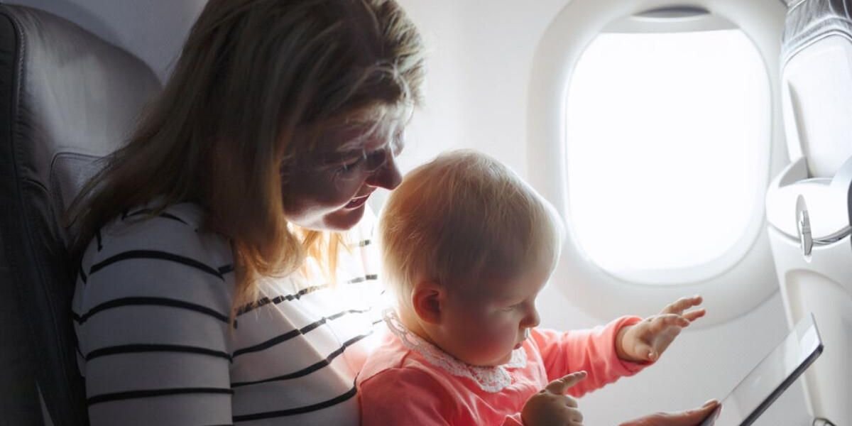 A Mom Got A Rude Welcome When Flying First Class With A Toddler & The Reactions Are Fierce