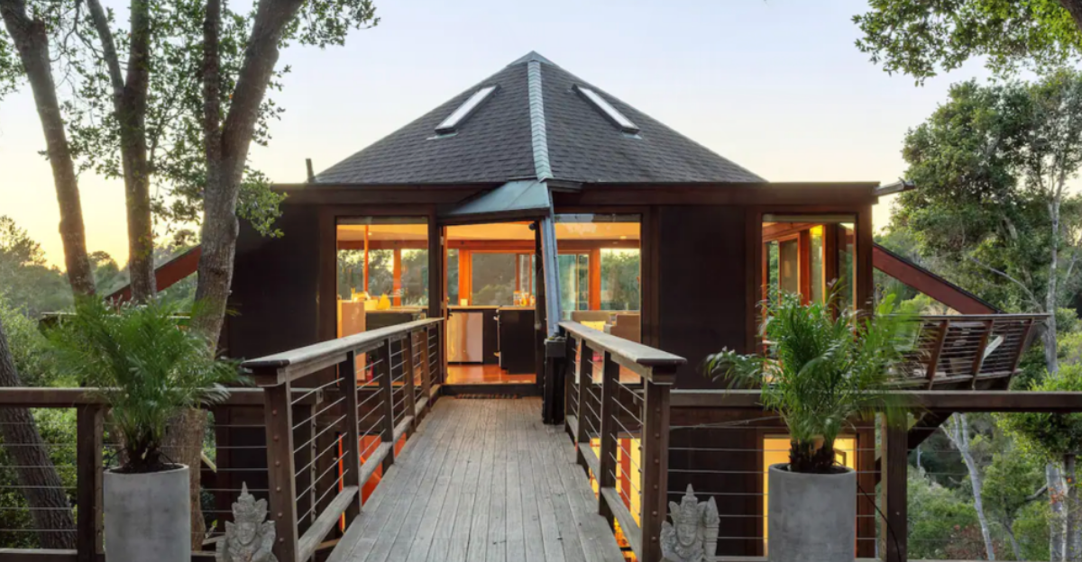 This California Treehouse Airbnb Has Incredible Ocean Views & Is A Dreamy 'Chic Escape'