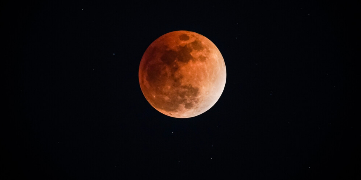 Une éclipse lunaire totale sera visible à Montréal ce mois-ci et ça s'annonce magique