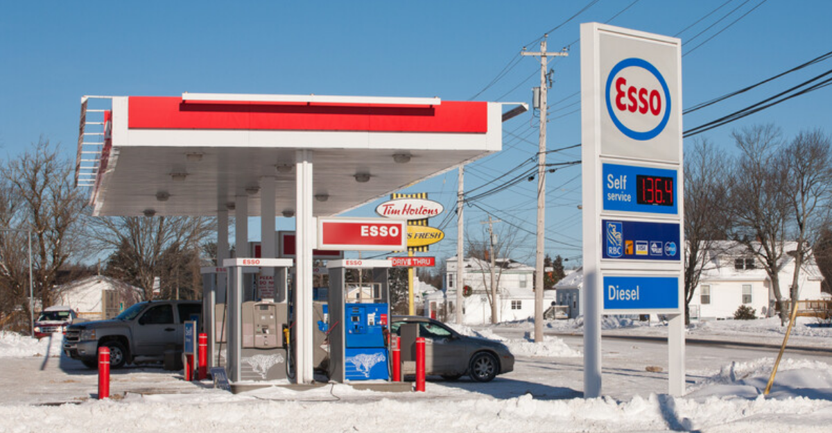 Le prix de l’essence continue de chuter au Québec et voici à quoi t'attendre à la pompe