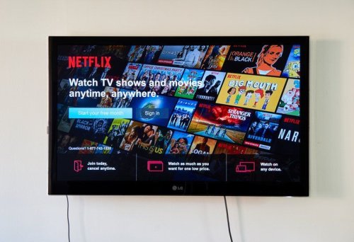 Canadians Are Getting Real About Cancelling Netflix & Here's What They're Switching To
