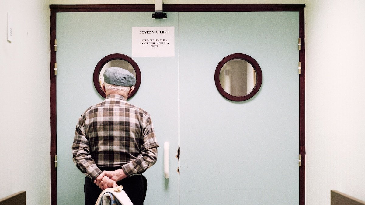 Tender images reveal life inside an Alzheimer's ward