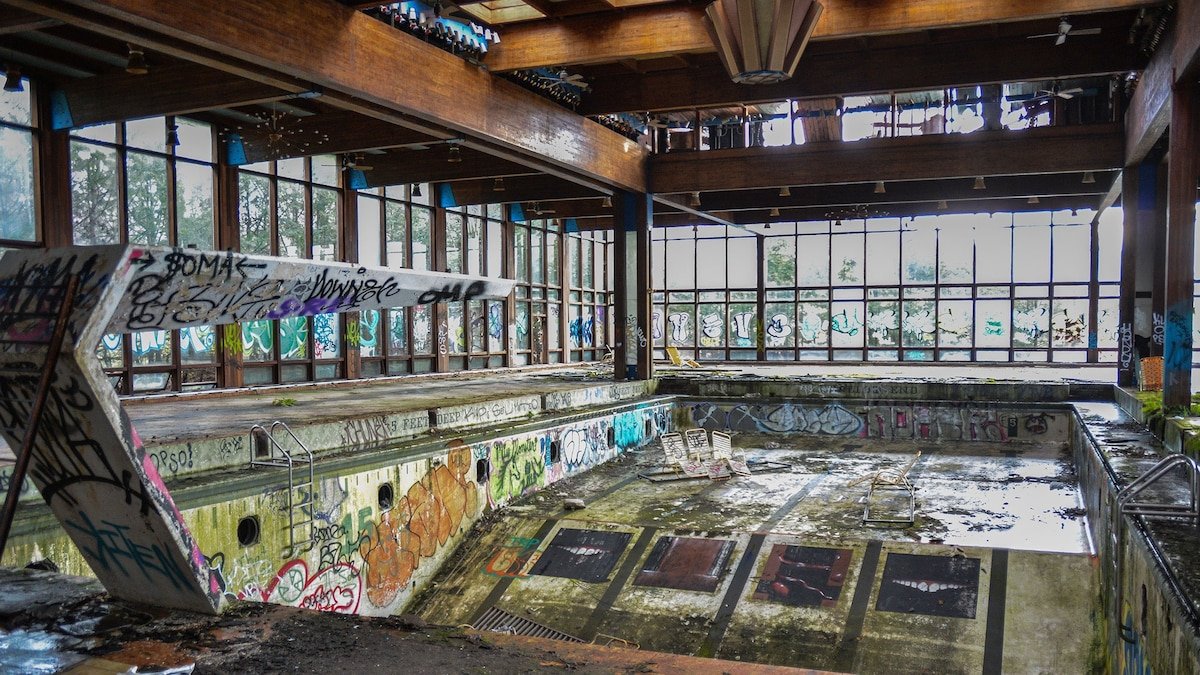 Creepy photos show abandoned American resort towns