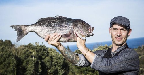 El chef que cocina los pescados marginados en la Costa Vasca
