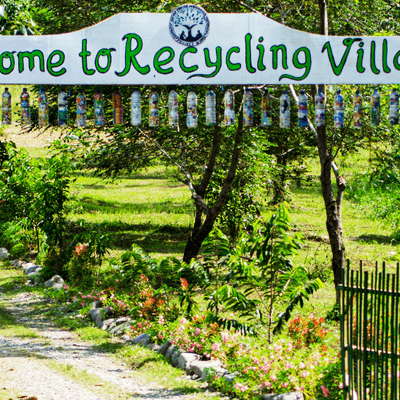 Ökologisch bauen: Wie ein Dorf aus Plastikmüll entsteht