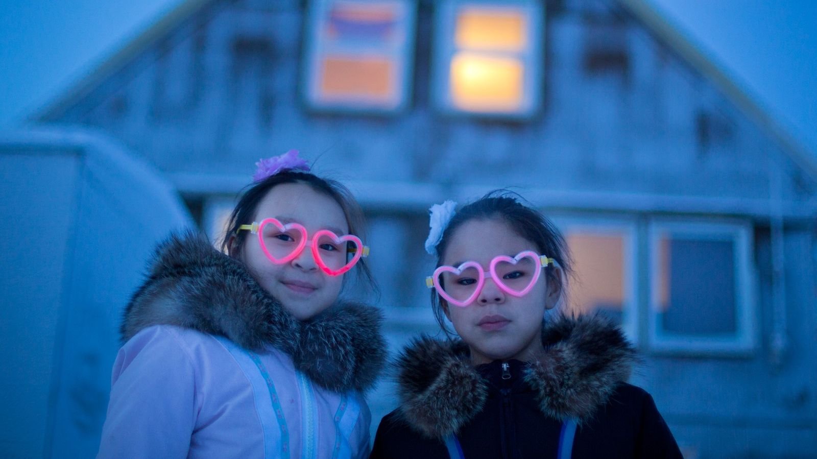 Verträumte Fotografien beleuchten das Leben im dunklen arktischen Winter