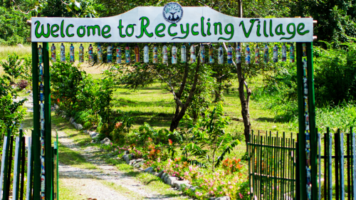 Ökologisch bauen: Wie ein Dorf aus Plastikmüll entsteht