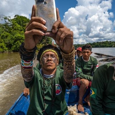 Handy und Steinzeit: Wie ein Amazonas-Stamm Technik und Tradition zum Überleben nutzt