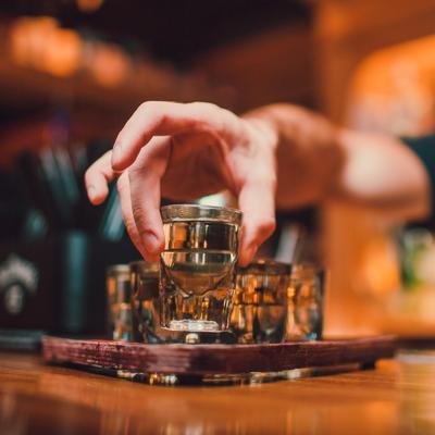 Mythos Schöntrinken: Steigert Alkohol wirklich die Attraktivität?