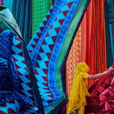 Galerie: Saris: Indiens traditionellste Tracht scheut keinen Wandel