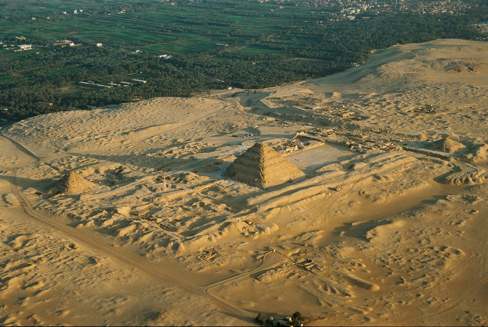 Découverte de 59 sarcophages parfaitement conservés dans la nécropole de Saqqarah