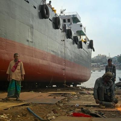 Dan Winters immortalise la vie des ouvriers du chantier naval de Dhaka