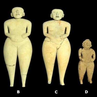 Qui a fabriqué ces étranges poupées et les a laissées au sommet d’une pyramide ?