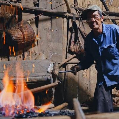 Au Laos, ce forgeron donne une nouvelle vie aux restes de la guerre du Vietnam