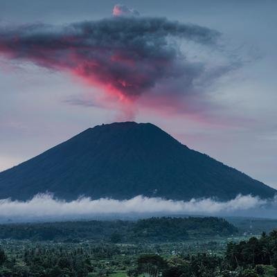 Pourquoi certains volcans crachent-ils des ronds de fumée ?