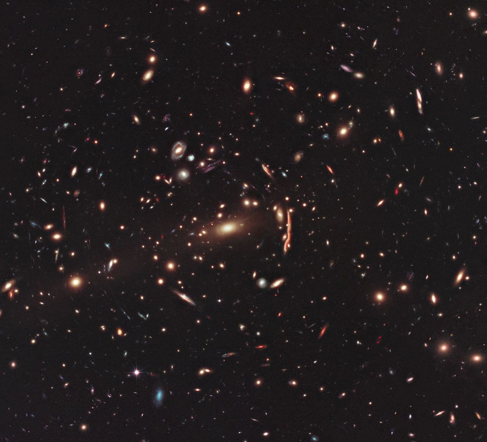 Les amas géants de galaxies ébranlent les théories sur la matière noire