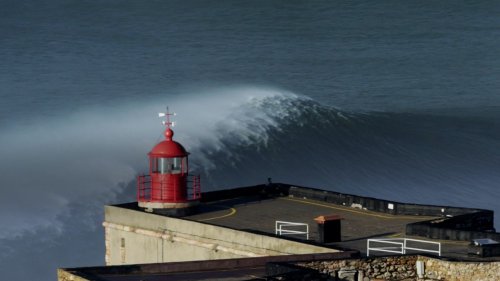 Les plus grandes vagues du monde, aussi hautes qu'un immeuble de 10 étages