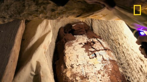 Ouverture historique du sarcophage de Tadihor vieux de 2600 ans
