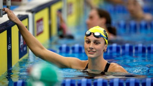 Summer McIntosh breaks 400m freestyle world record