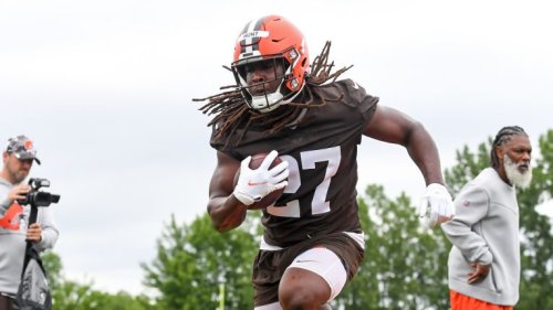 Report: Browns have told Kareem Hunt they won’t be trading him