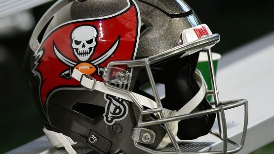 Buccaneers say they’re using red wristbands for vaccinated players, yellow for unvaccinated