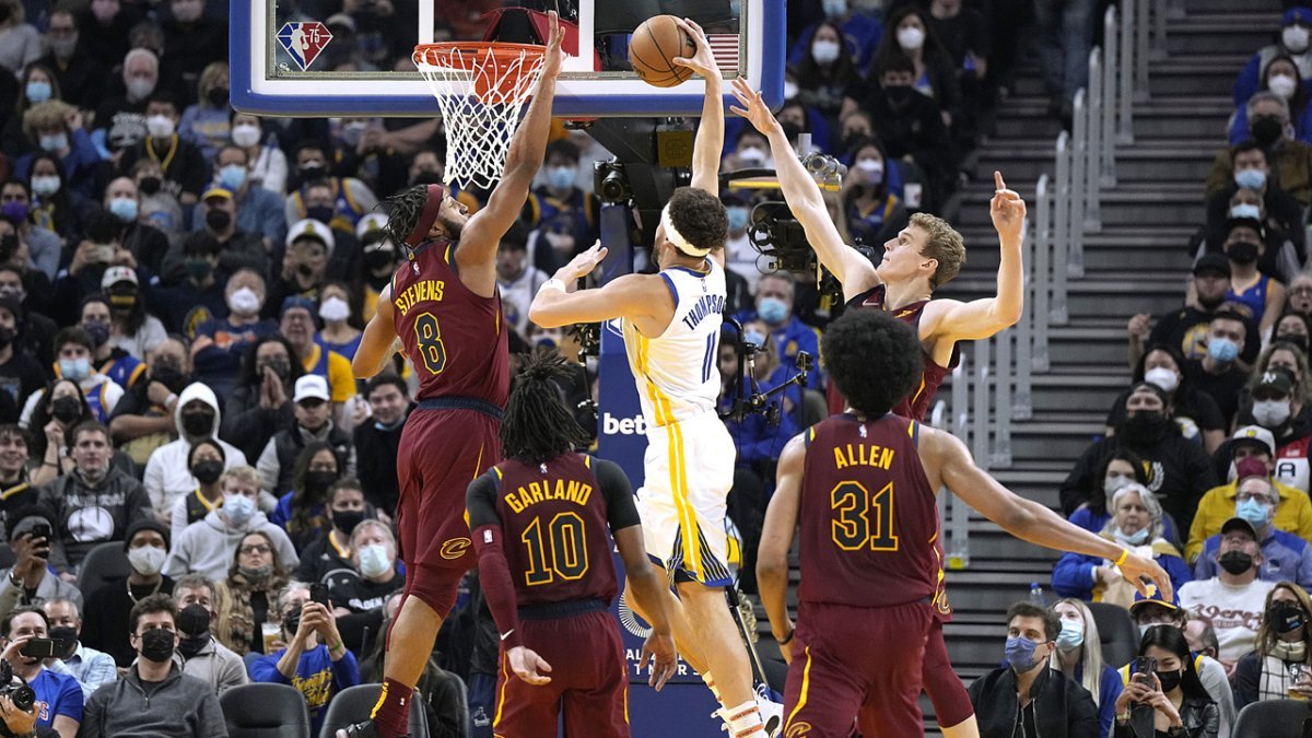 Twitter explodes after Klay incredible poster dunk, epic snarl