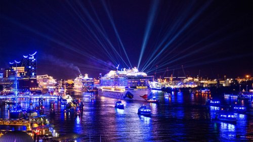Kleine Cruise Days in Hamburg: Weniger Schiffe, viel blaues Licht