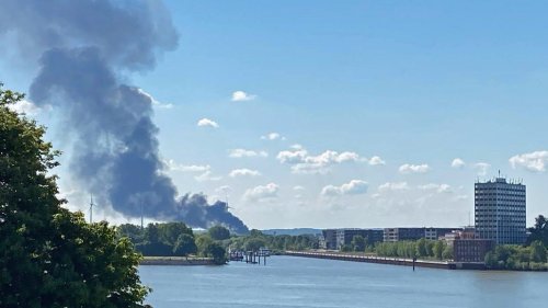 Feuer bei Aurubis in Hamburg: Rauchsäule über der Stadt