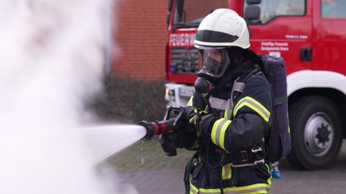 Feuer in Schenefeld: Familie rettet sich ins Dachgeschoss