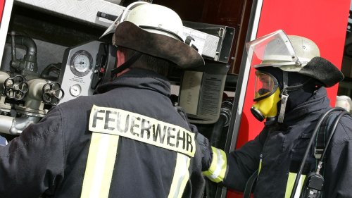 Wismar: Feuerwehren kämpfen gegen Flammen auf Abfallhof