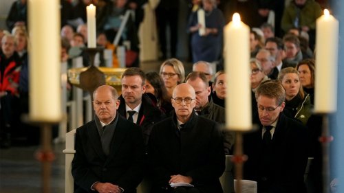 Hunderte Menschen trauern um Opfer der Messerattacke bei Brokstedt