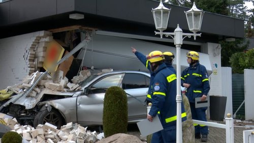 Auto rast in Garagenwand - Fahrer hinterlässt Trümmer und flüchtet