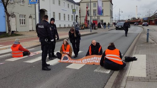 "Letzte Generation": Drei Menschen blockieren Verkehr in Flensburg