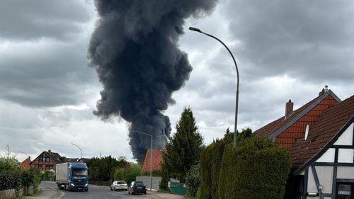Weiter Explosionsgefahr in Braunschweig: Brand in Gewerbegebiet