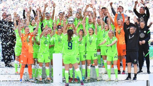 Rekord eingestellt: Wolfsburgs Frauen holen zum neunten Mal den Pokal