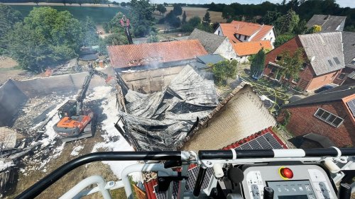 Lübbow: Mehrere kleinere Explosionen bei Brand von Scheune