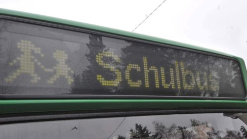 Busfahrer soll Schulkinder nicht aus Bus gelassen haben