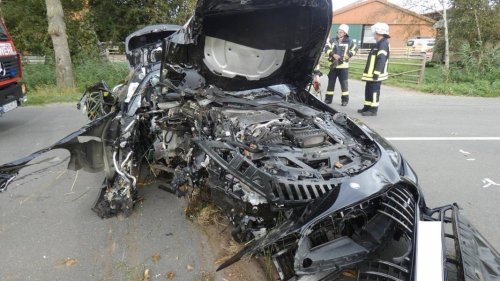 Sportwagen bei Unfall komplett zerstört - Beifahrerin schwer verletzt
