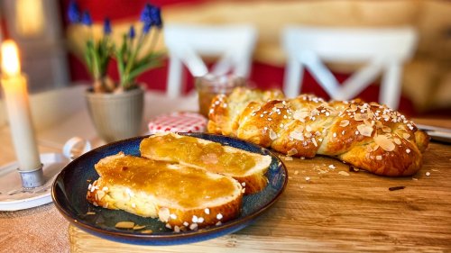 Hefezopf mit selbst gemachter Rhabarber-Marmelade