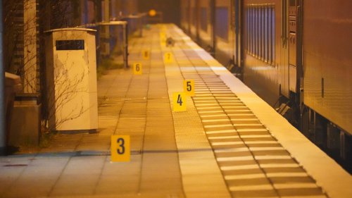 Messerattacke in Zug von Kiel nach Hamburg: Zwei Tote in Brokstedt