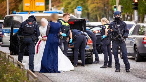 Schwerbewaffnete Polizisten stoppen Hochzeitskorso