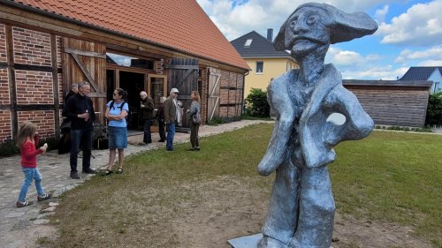Neustrelitz: Harlekin-Statue in der Alten Kachelofenfabrik