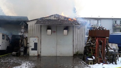 Brand einer Lagerhalle in Reinbek: Geflüchteten-Unterkunft evakuiert