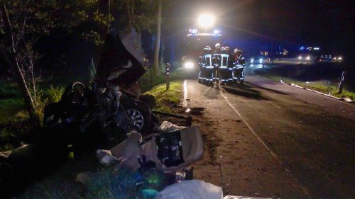 Rhauderfehn: Zwei junge Menschen sterben bei Autounfall