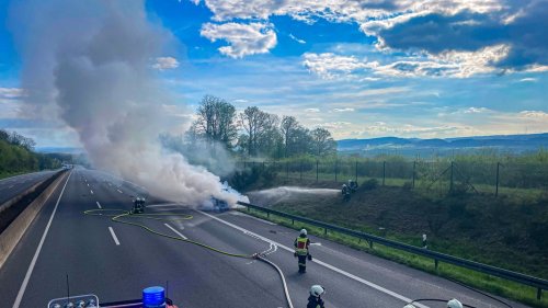 A7: Feuer in Camper löst Explosionen aus - große Rauchwolke