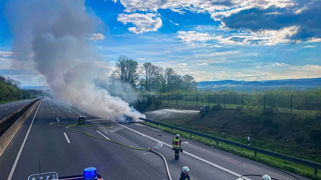 A7: Feuer in Camper löst Explosionen aus - große Rauchwolke
