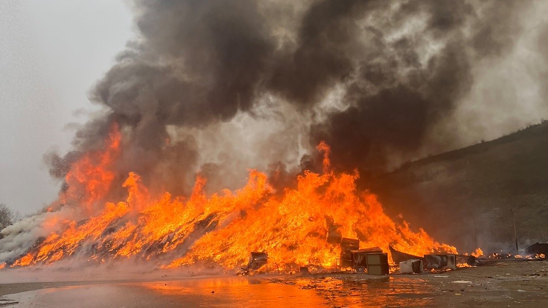 Feuerwehreinsatz in Hannover: Sperrmüll brennt auf Mülldeponie